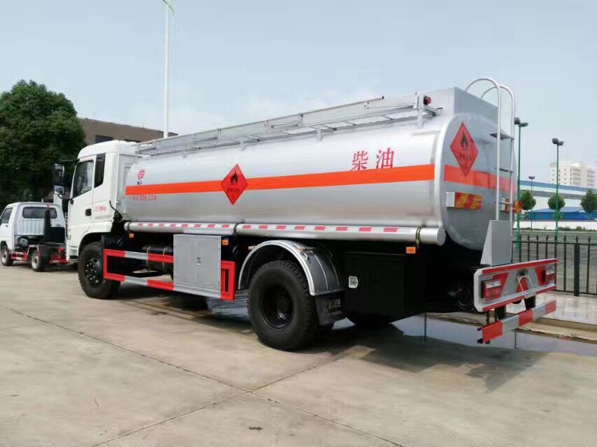 國五東風新款后八輪運油車