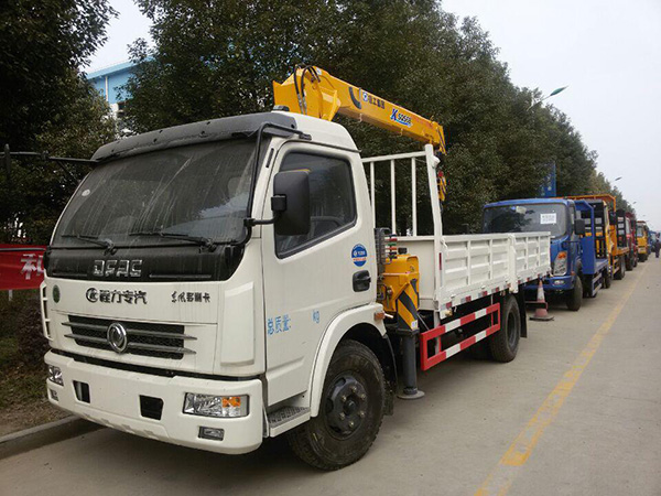 東風(fēng)廂長(zhǎng)4.35隨車(chē)吊