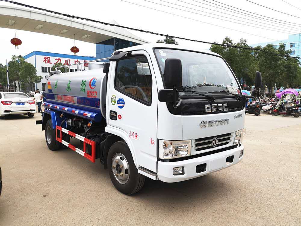 東風(fēng)多利卡5噸灑水車(chē)
