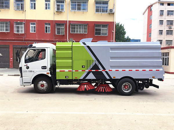 東風多利卡8方掃路車