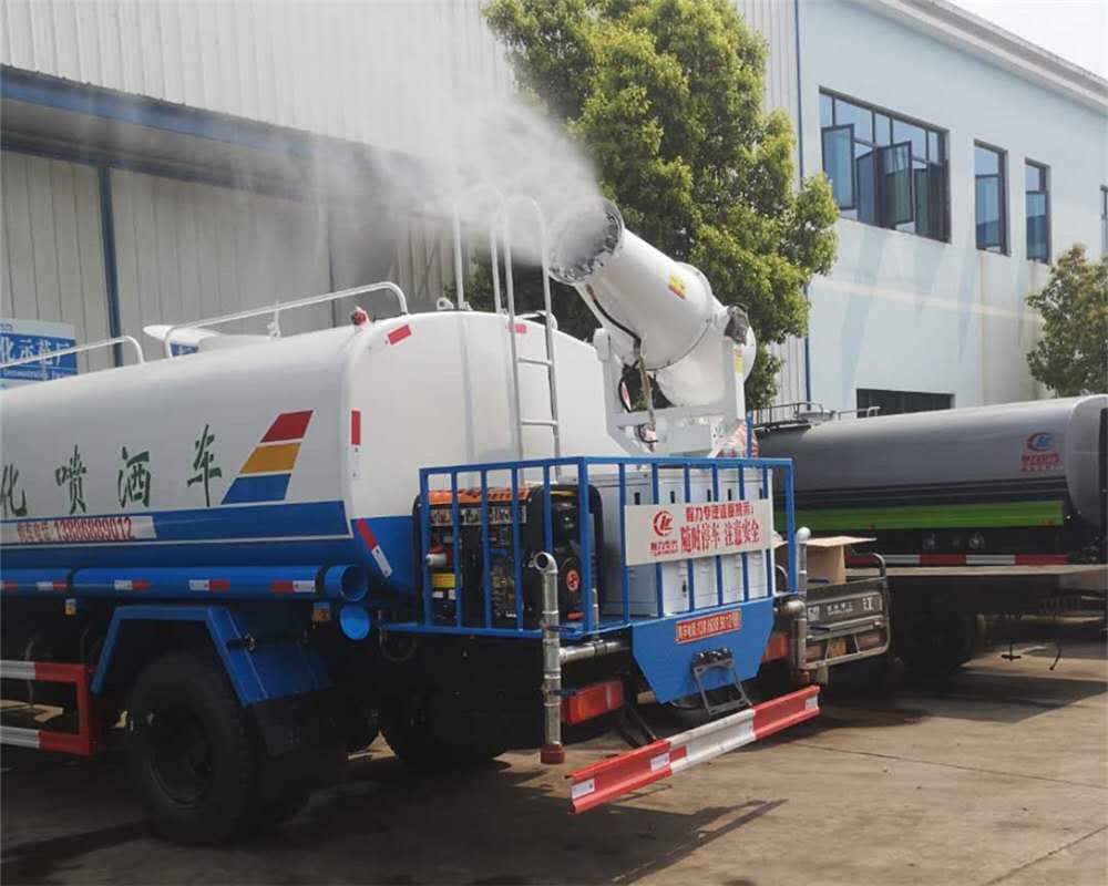 霧炮灑水車噴出的水霧