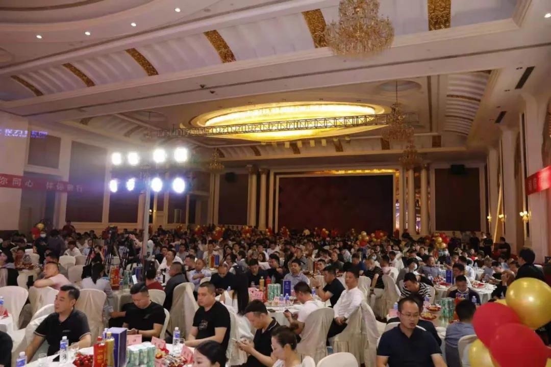 社會(huì)各界嘉賓與銷售經(jīng)理、新聞媒體及網(wǎng)紅代表600余人,盛況空前引人注目