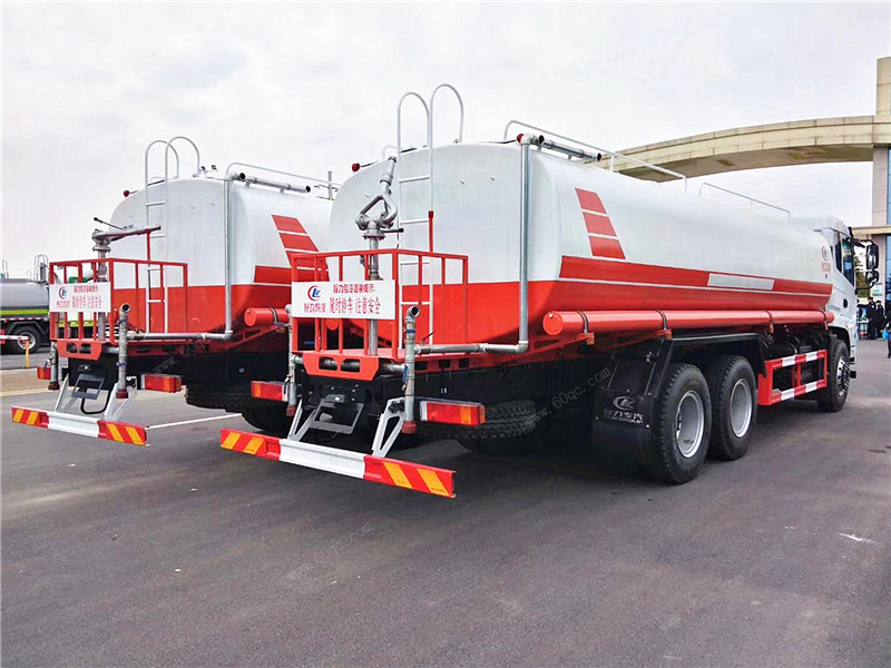 國六東風(fēng)D17后雙橋灑水車尾部