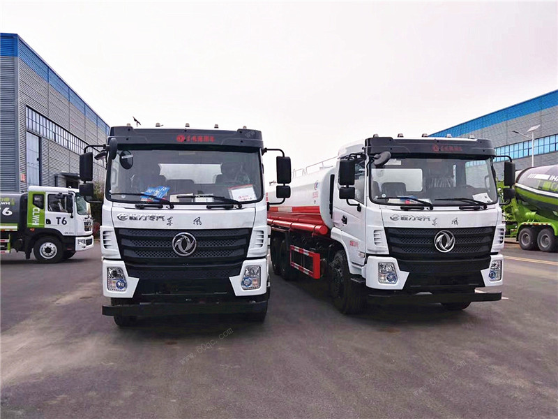 國六東風(fēng)D17后雙橋灑水車車頭