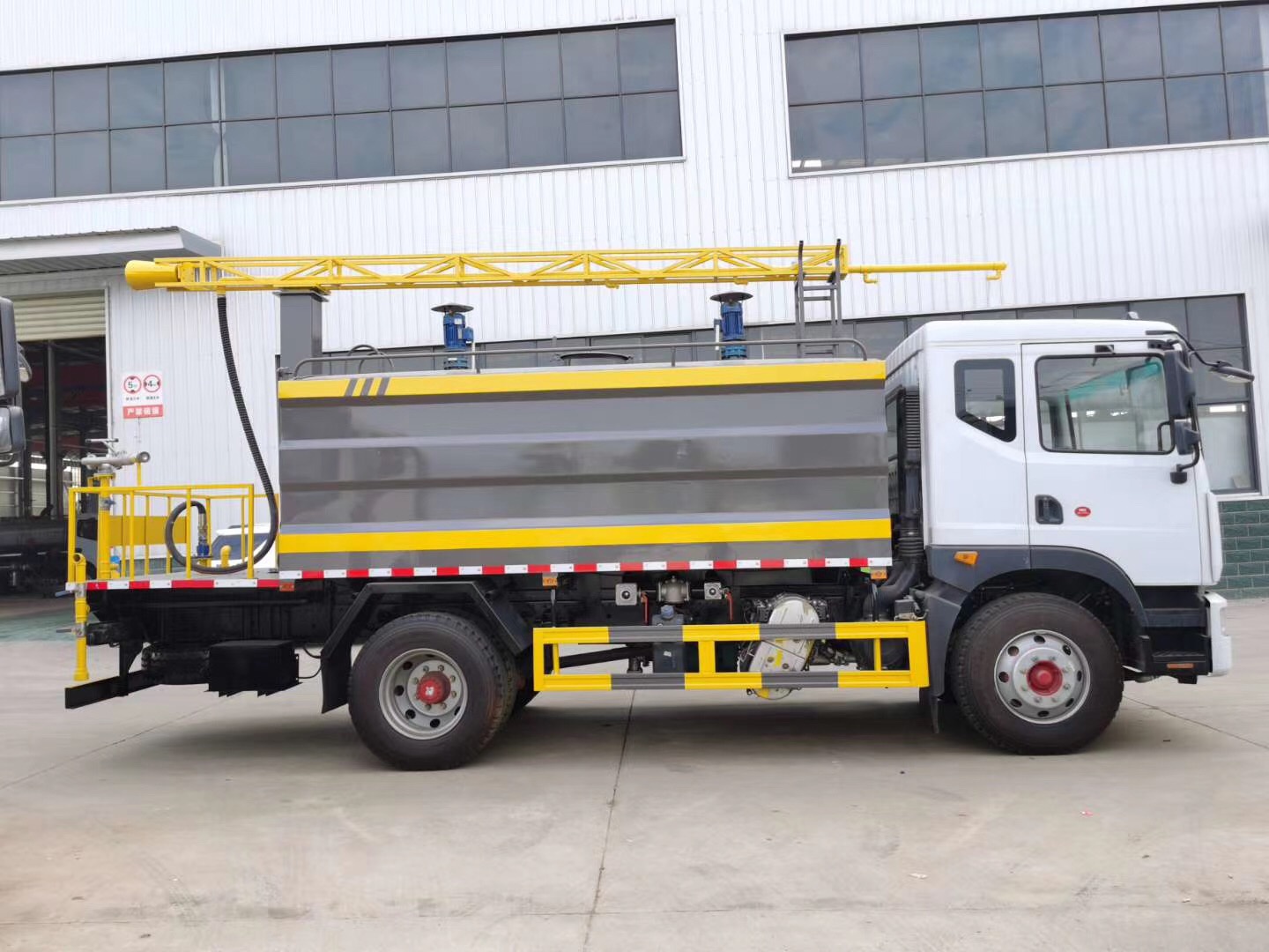 東風多利卡D9鐵路抑塵車